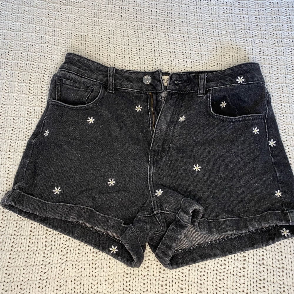 pacsun black daisy mom jean shorts